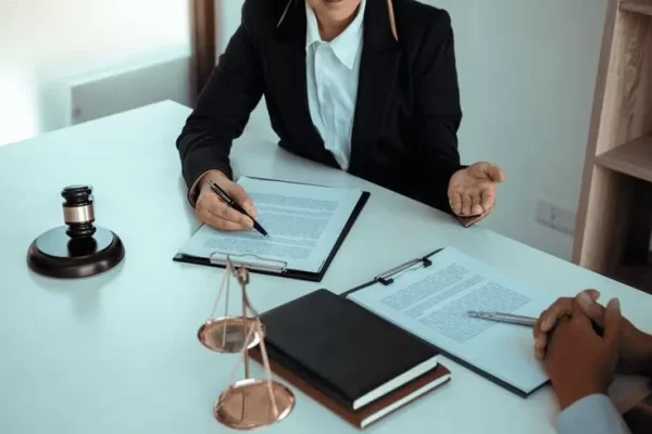 وکیل ها چقدر حقوق می گیرند؟